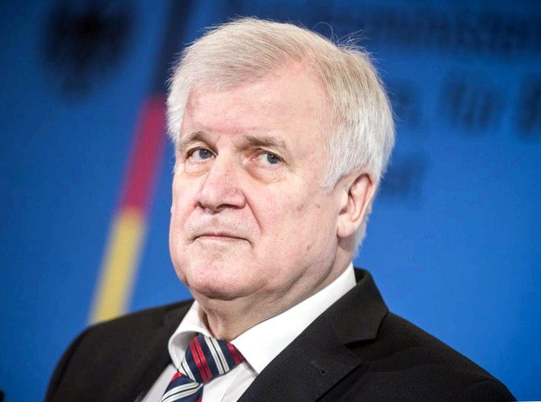 Seehofer: reconciling civil servant status and party membership